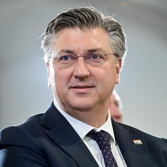 Zagreb, 090423.
Zagrebacki nadbiskup kardinal Josip Bozanic predvodio je euharistijsko slavlje, Uskrs, u bogosluznom prostoru bl. Alojzija Stepinca.
Na fotografiji: Andrej Plenkovic.