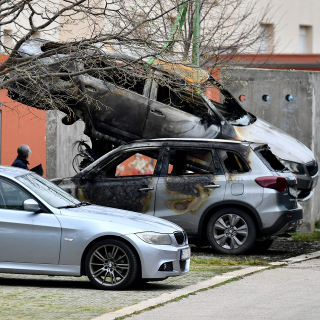 Zapaljeni automobili na Cresu