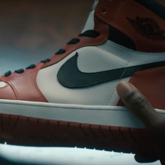 Film o potpisivanju Michaela Jordana za Nike prvi je film produkcijske tvrtke Matta Damona i Bena Afflecka Artists Equity