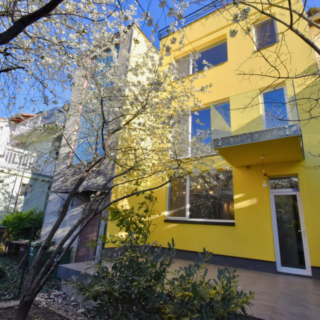 Zagreb, Maksimir 750.000 €

Obiteljska kuća u Bužanovoj ulici u Zagrebu s dvorišnim vrtom, pogledom i kućom za goste, 232 m2, za 750.000 €. U ponudi Remax Centra nekretnina.