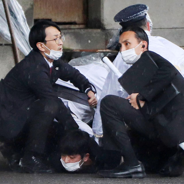 Trenutak kad su zaštitari obuzdali napadača