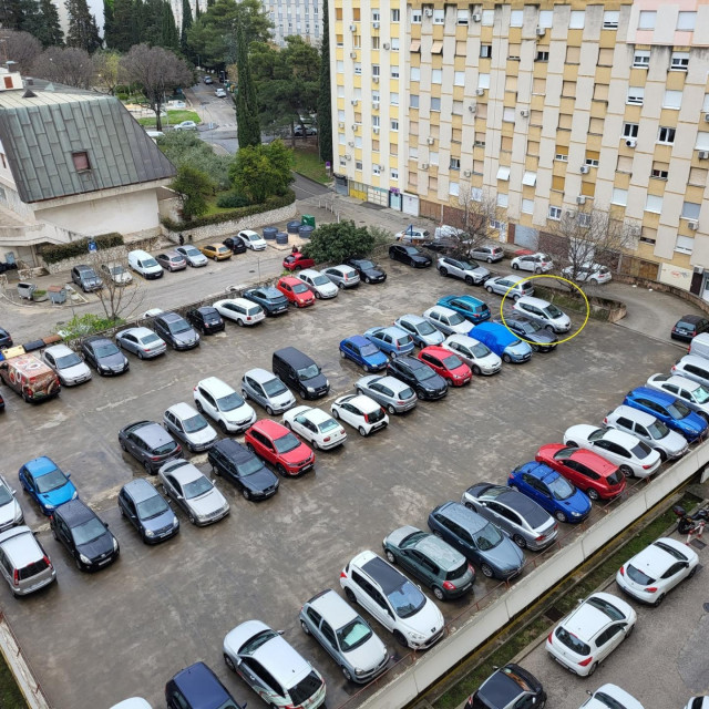 Auto koji je zablokirao parking