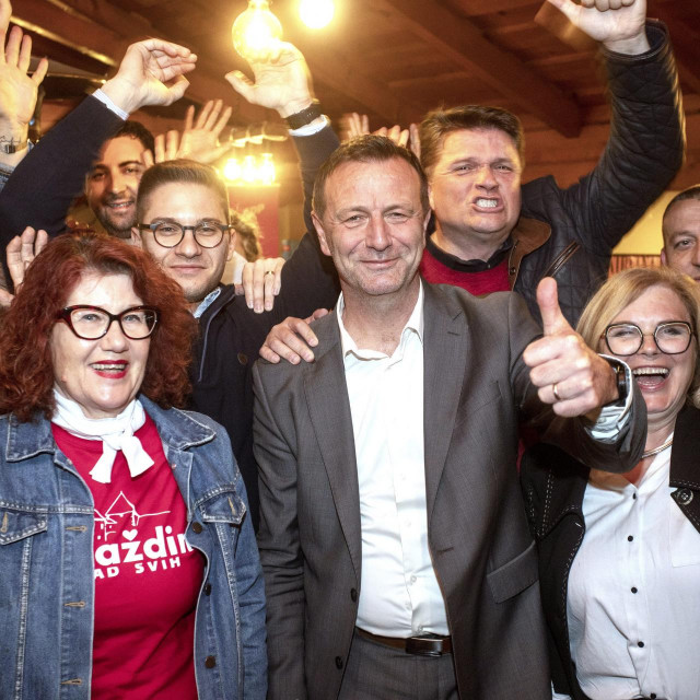 Gradonačelnik Neven Bosilj sa svojim stranačkim kolegama slavi pobjedu