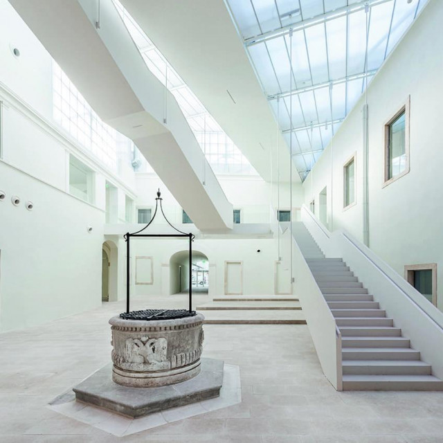 Atrij je središnji prostor koji dvije nekad razdvojene palače povezuje u cjelinu