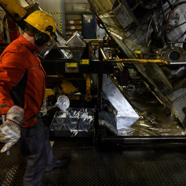 (FILES) This file photo taken on April 25, 2019 shows a worker removing molten steel during the galvinizing process at steel manufacturing giant Arcelor-Mittal‘s Eko Stahl steelworks in Eisenhuettenstadt, eastern Germany. - The steel industry sector in Germany is one of the most affected by shortages of skilled workers. Facing this challenge, the German government is to adopt a bill on March 29, 2023 aimed at relaxing rules for immigrants to obtain visas and work permits. (Photo by John MACDOUGALL/AFP)