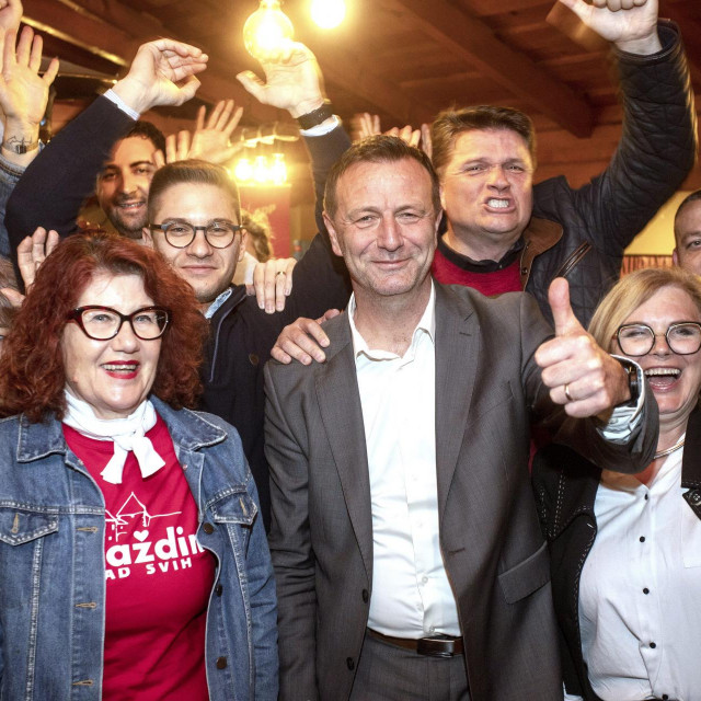 Neven Bosilj sa stranačkim kolegama