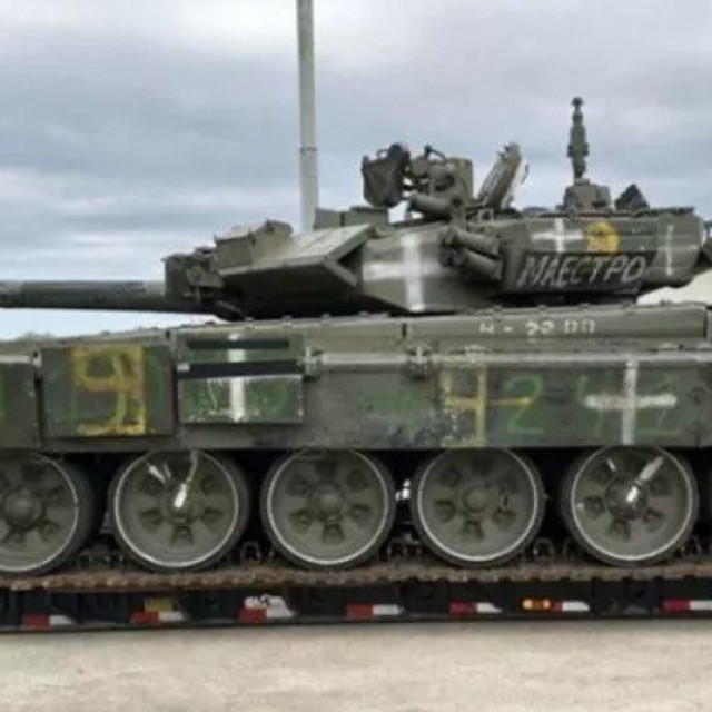 Tenk na parkiralištu