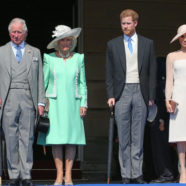 Kralj Charles, kraljica Camilla sprincom Harryjem i Meghan Markle
 