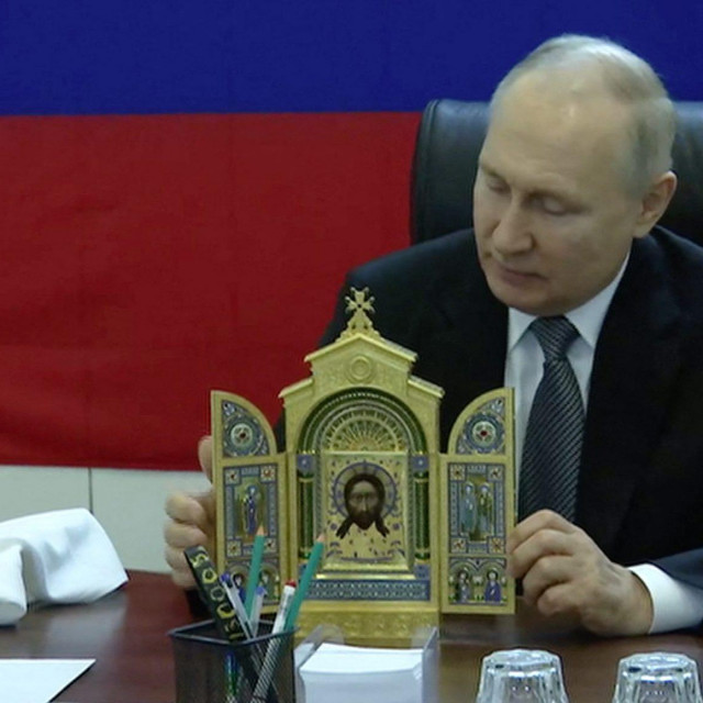 Vladimir Putin tijekom predstavljanja ikone