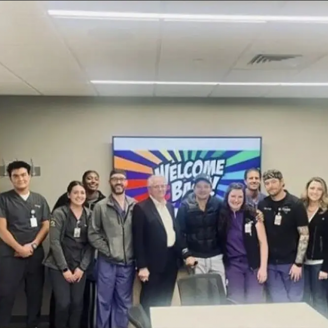 Jeremy Renner i osoblje bolnice