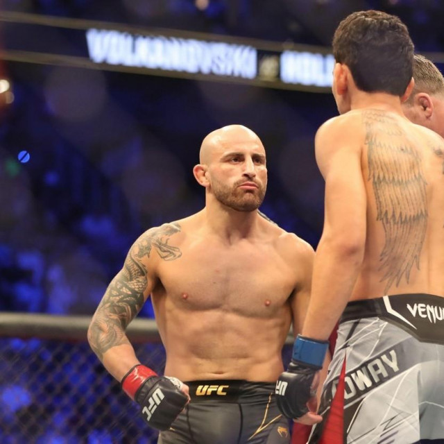 Alexander Volkanovski (lijevo) i Max Holloway (desno)