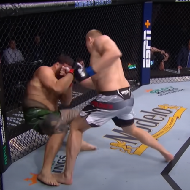 Tai Tuivasa (lijevo) vs. Sergei Pavlovich (desno)