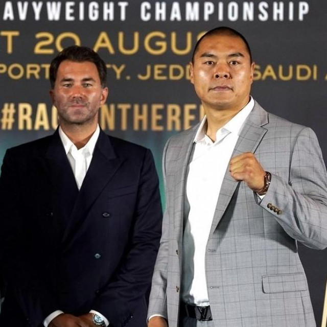 Eddie Hearn (lijevo) i Zhilei Zhang (desno)