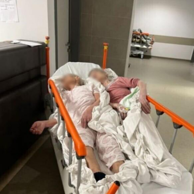 Dvije žene smještene na malenom krevetu u bolnici u Sisku