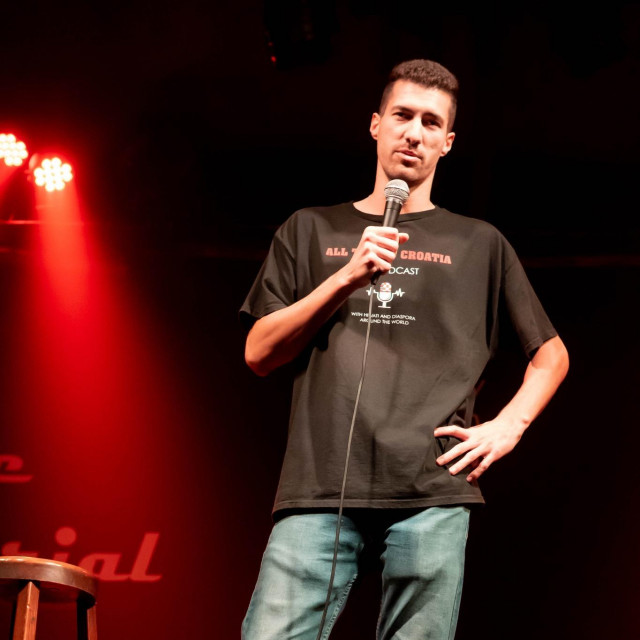 Stanko tijekom stand-up komedije u Vintage Industrial baru