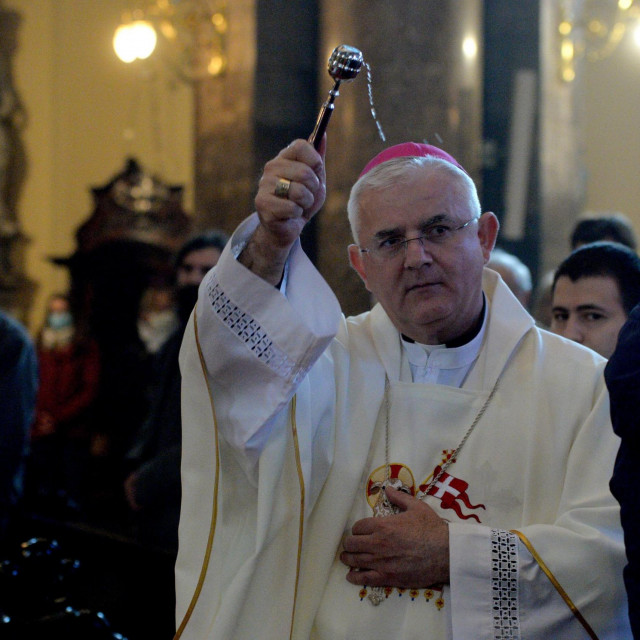 Riječki nadbiskup Mate Uzinić 
 