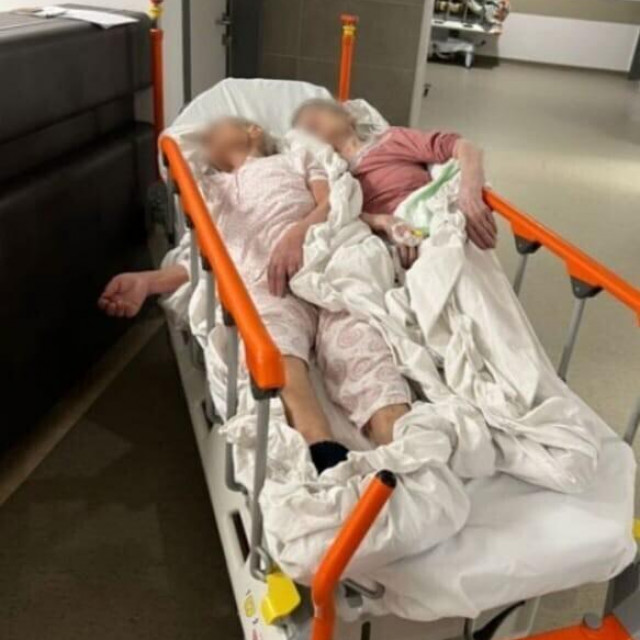 Dvije žene smještene na malenom krevetu u bolnici u Sisku