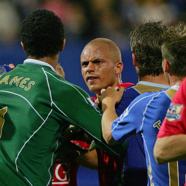 Wes Brown u okršaju s vratarom Davidom Jamesom 2008. godine