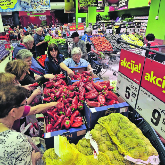 Zagreb, 290813.
U zagrebackom naselju Vrbani, na adresi Rudeska ulica 269a, danas je otvoren novi trgovacki centar Point.
Novi trgovacki centar prostire se na 40.000 cetvornih metara.
Za sada je otvoren tek dio trgovina, dok se sluzbeno otvorenje svih trgovina ocekuje 26. rujna.
