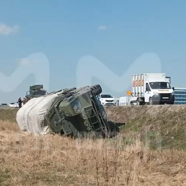 Snimka prevrnutog kamiona s protuzračnim sustavom S-400 preplavila je društvene mreže