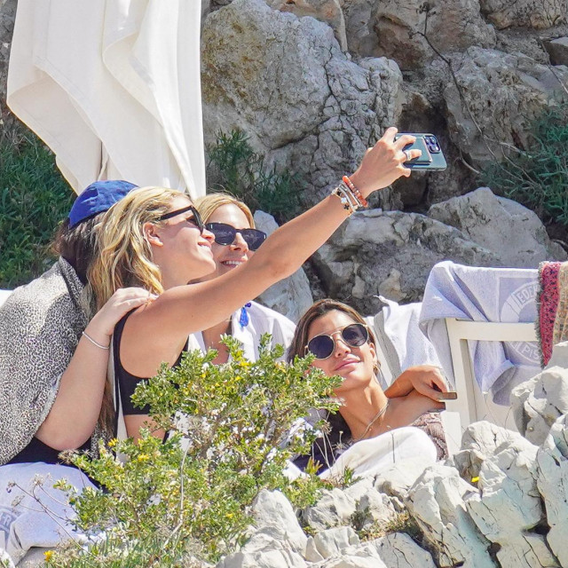 Sofia Richie se zabavlja s prijateljicama uoči vjenjčanja s Elliotom Graingeom