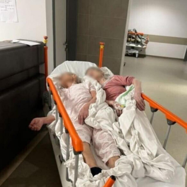 Dvije žene smještene na malenom krevetu u bolnici u Sisku