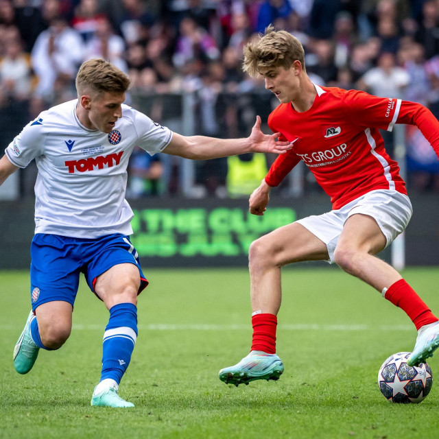 Roko Brajković u duelu s Daveom Kwakmanom