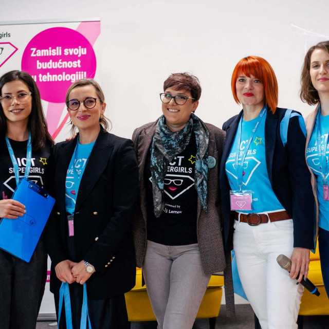 Nataša Kapov (u sredini) sa sudionicama prošlogodišnje konferencije Lemax ICT Supergirls