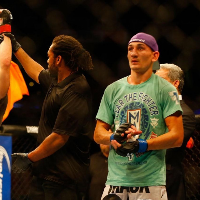 Conor McGregor (lijevo) i Max Holloway (desno)