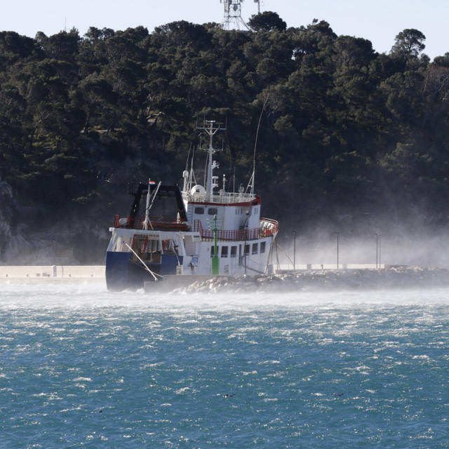 U prekidu je trajektna linija Makarska-Sumartin na Braču