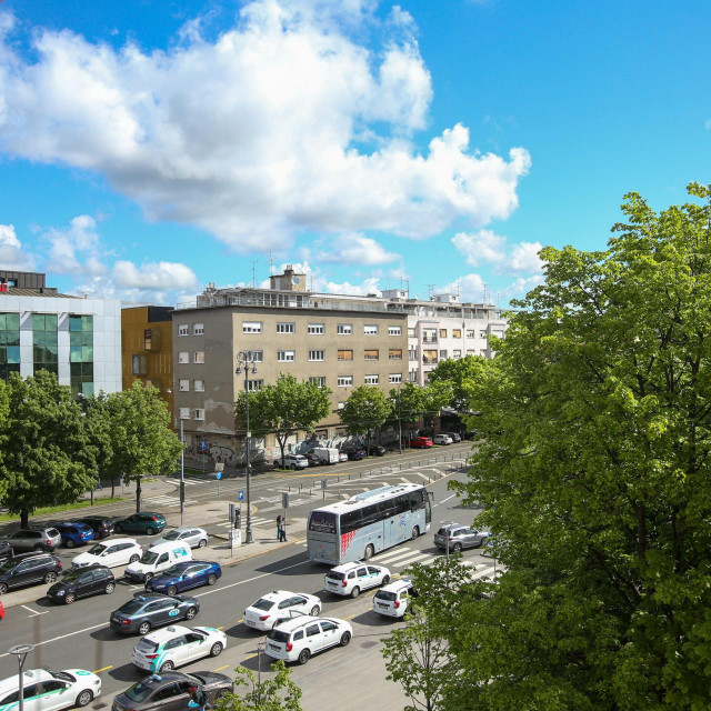 Pogled kroz prozor kuhinje