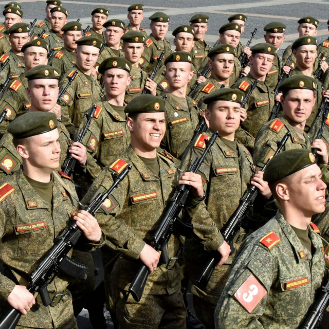 Ruski vojnici na paradi u Sankt Petersburgu