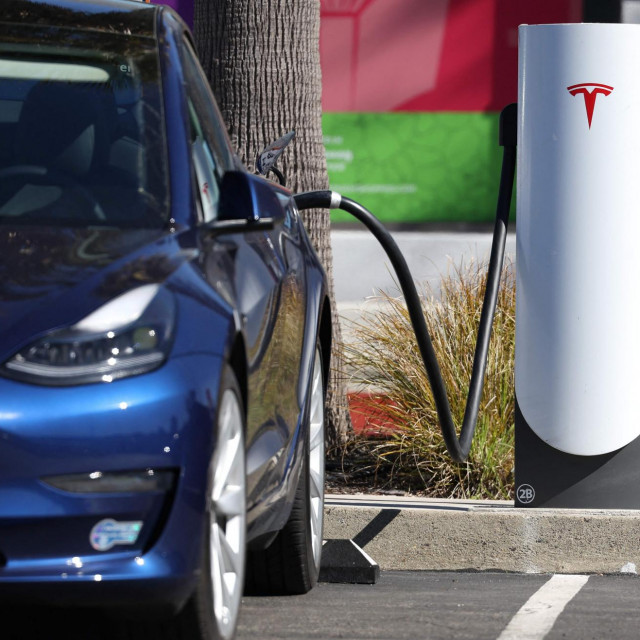 Punjenje električnog automobila (ilustracija)