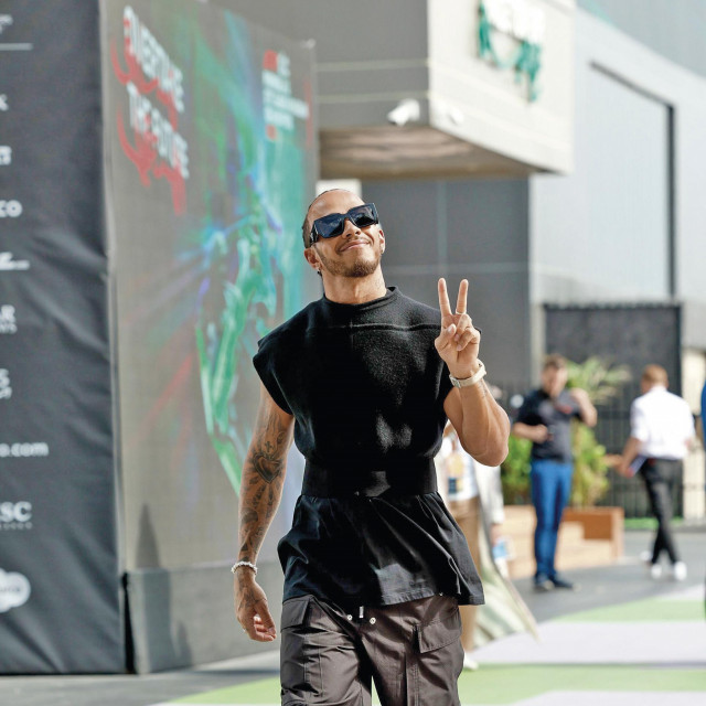 Lewis Hamilton, kreacija Rick Owens, naočale Prada i sat IWC
