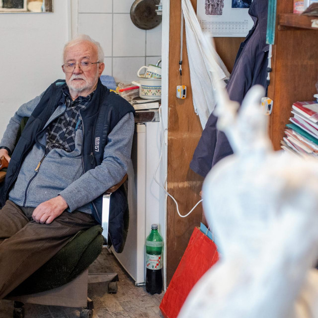 Stipe Sikrica u svom ateljeu u Medulićevoj 12.
 