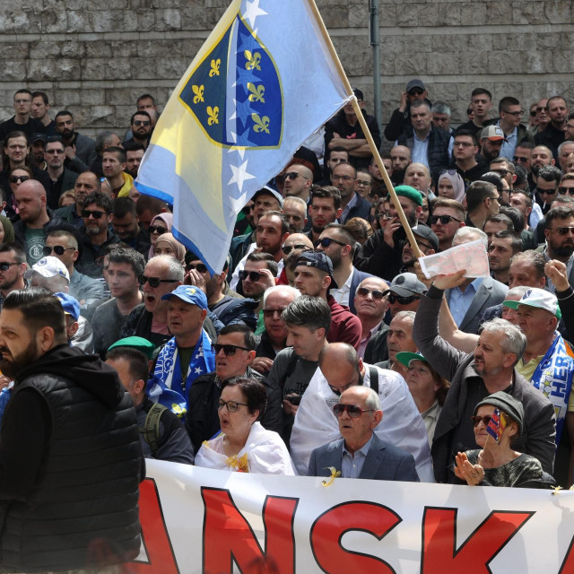 Ispred zgrade Parlamenta Federacije Bosne i Hercegovine u Sarajevu održan je prosvjed građana zbog odluka visokog predstavnika Christiana Schmidta o promjenama načina formiranja vlasti u ovom entitetu