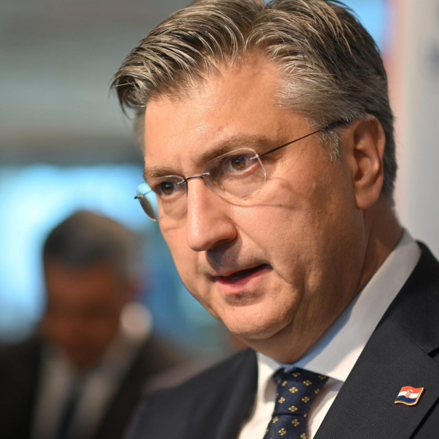 U teoriji, politički lideri kampanje za obnovu mandata grade na temelju rezultata postignutih u sadašnjem. Praksa je drukčija