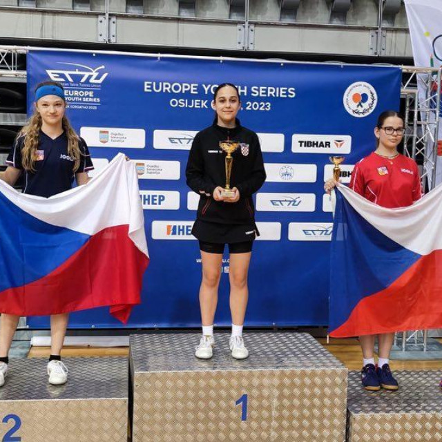 Lana Benko na pobjedničkom postolju