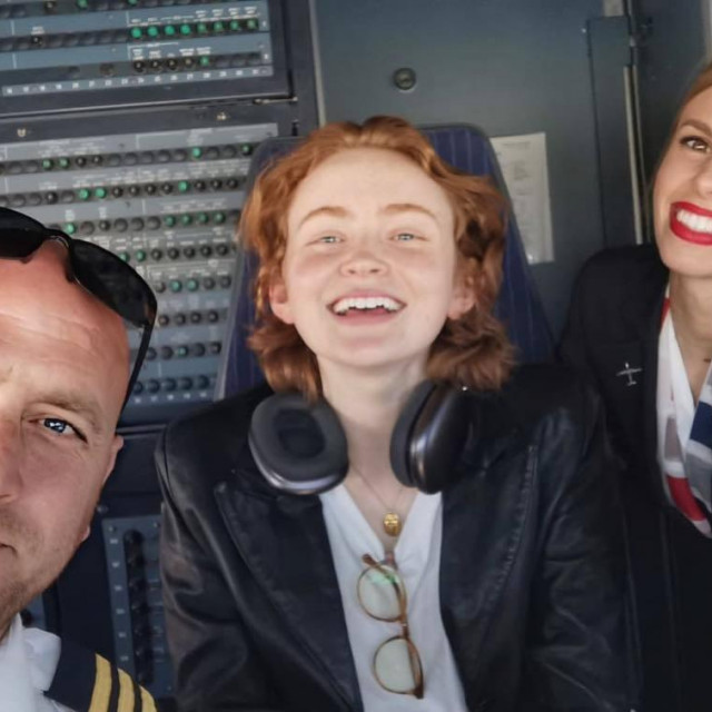 Sadie Sink u kokpitu zrakoplova Croatia Airlinesa