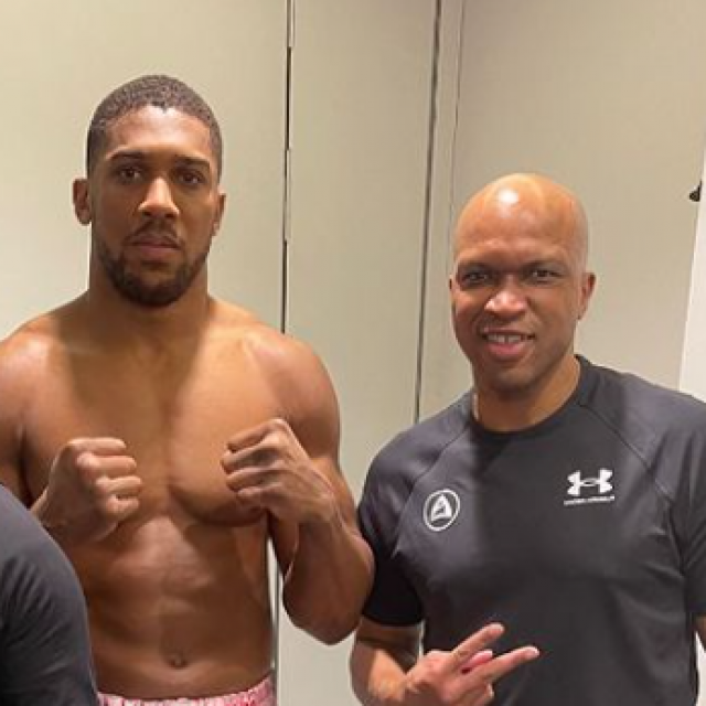 Anthony Joshua i Derrick James (desno)