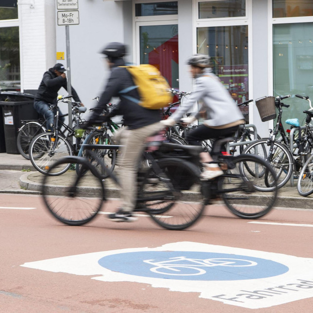 Dvadeset pet posto Francuza i 28% Nijemaca reklo je će prije sjesti na bicikl ili koristiti javni prijevoz nego voziti automobil