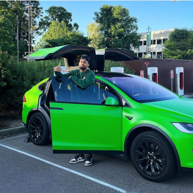 Nick Kyrgios ispred ukradene Tesle