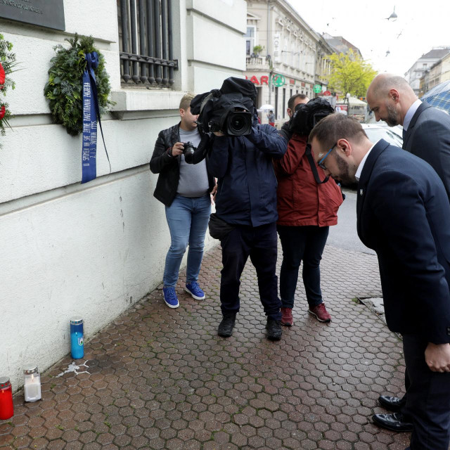 Trg svibanjskih žrtava 1995.
U povodu obilježavanja 28. obljetnice raketiranja Zagreba, gradonačelnik Tomašević položio je vijenac i zapalio svijeću ispred Spomen ploče.Vijenac su položili i predstavnici Udruge hrvatskih civilnih stradalnika Domovinskog rata Grada Zagreba.