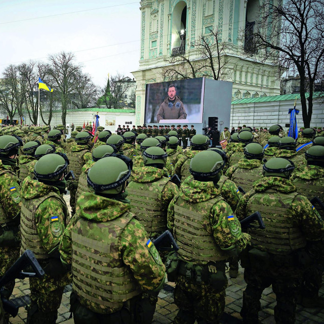 Ukrajinski vojnici gledaju videoobraćanje Volodimira Zelenskog u Kijevu