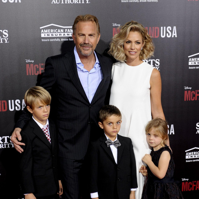 Kevin i supruga Christine Baumgartner sa sinovimaCaydenom Wyattom i Hayesom Loganom te kćeri Grace Avery 2015. godine