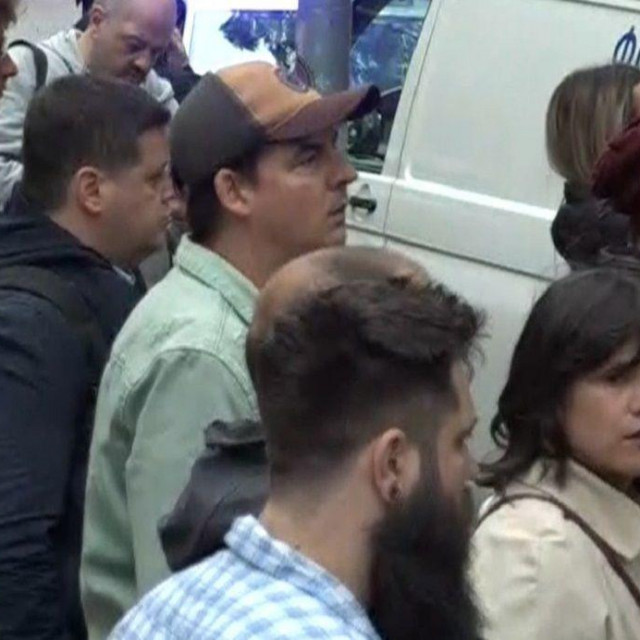 Zoran Kesić ispred škole