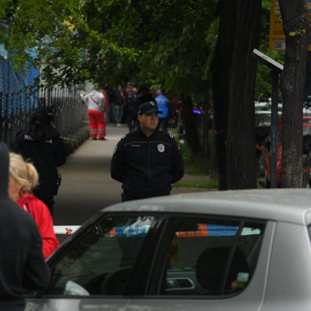Beograd, 030523.
U OS Vladislav Ribnikar doslo je do masovne pucnjave, ucenik u dobi od 14 godina naoruzan je jutros usao u skolu i ubio najmanje osam ucenika i zastitara.