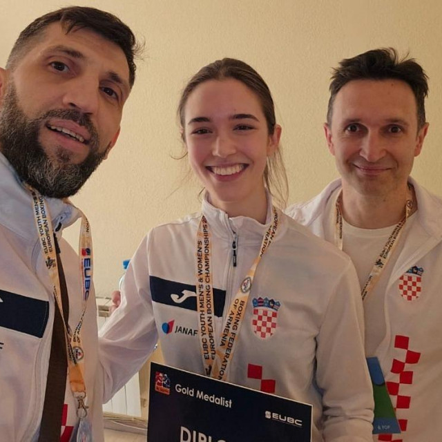 Mariela Šteko (u sredini)