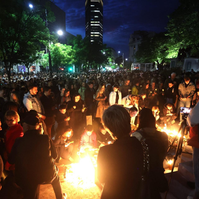 građani Beograda se okupljaju na Cvetnom trgu i pale svijeće