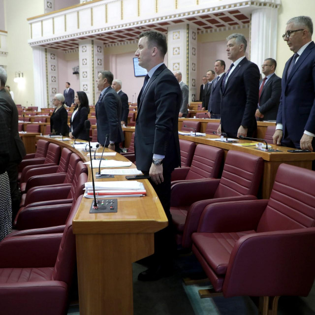 Minuta šutnje za Nikicu Valentića